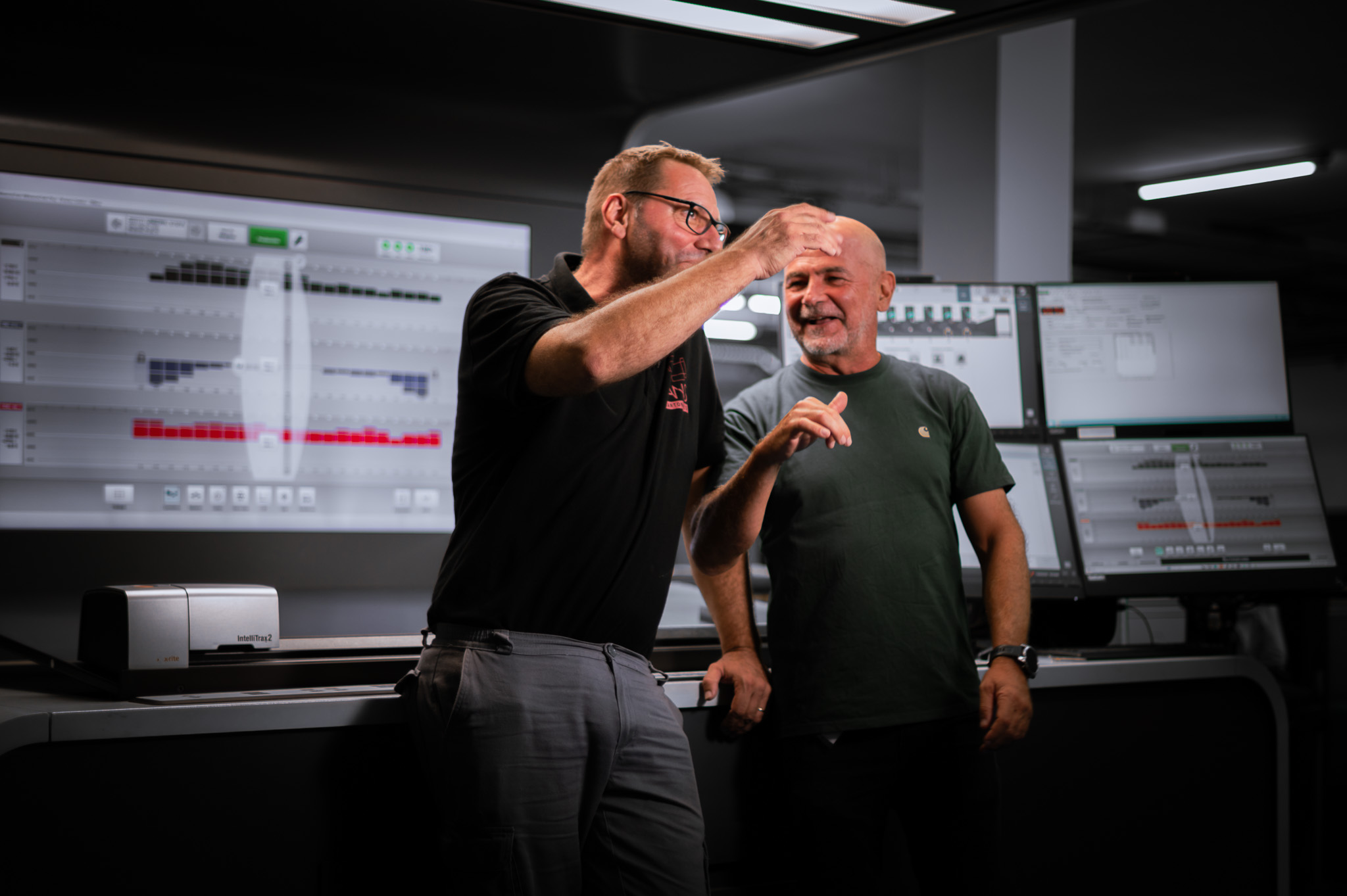 Operators at the press console at Cartonajes Pans